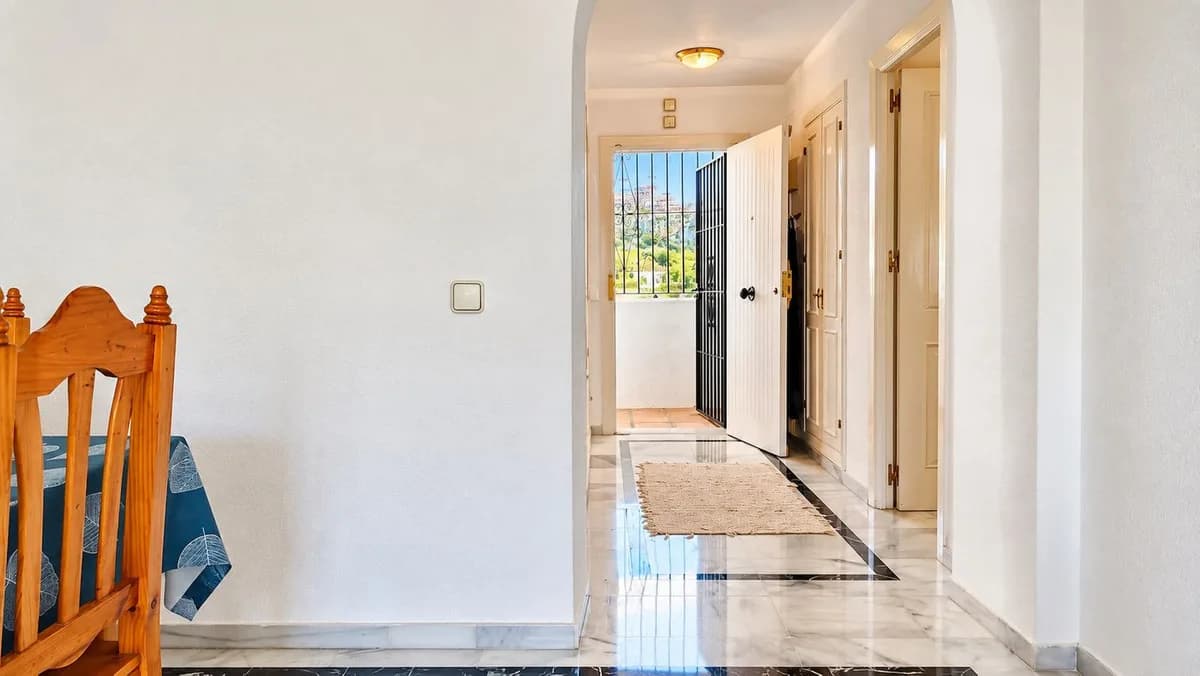 2 Bedroom Top Floor Apartment for Sale in La Duquesa, Málaga - Image 2