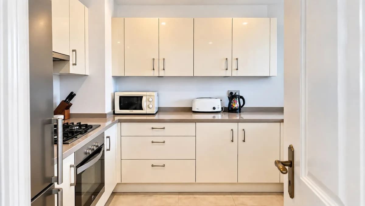 2 Bedroom Top Floor Apartment for Sale in La Duquesa, Málaga - Image 3