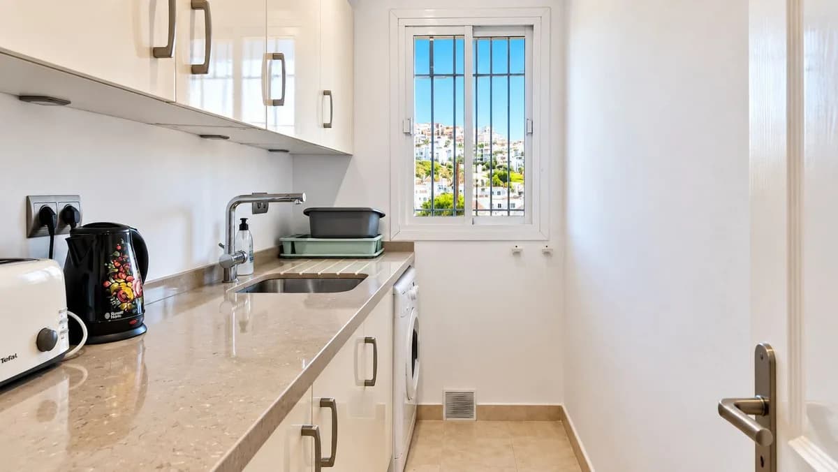 2 Bedroom Top Floor Apartment for Sale in La Duquesa, Málaga - Image 4