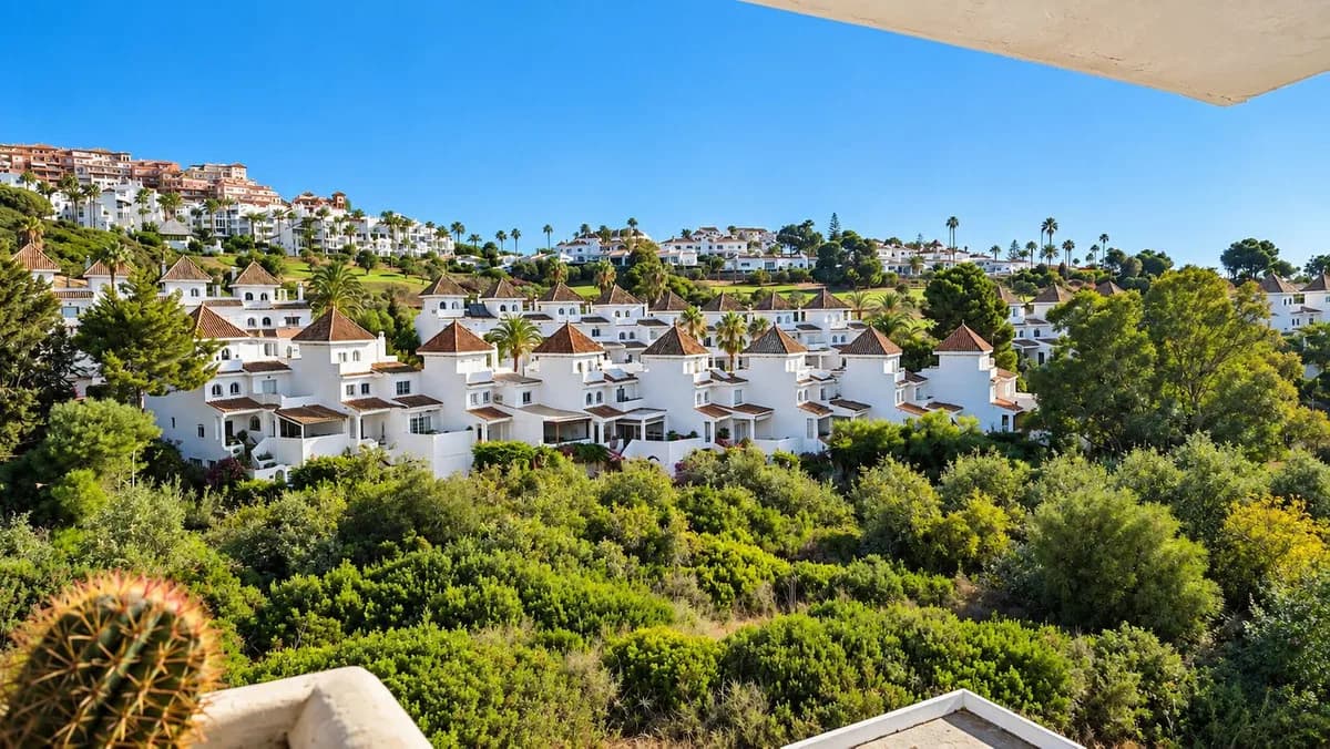 2 Bedroom Top Floor Apartment for Sale in La Duquesa, Málaga - Image 6