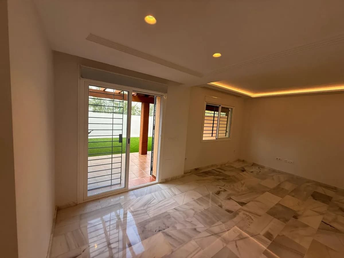 5 Bedroom Semi-Detached House for Sale in Calahonda, Málaga - Image 3
