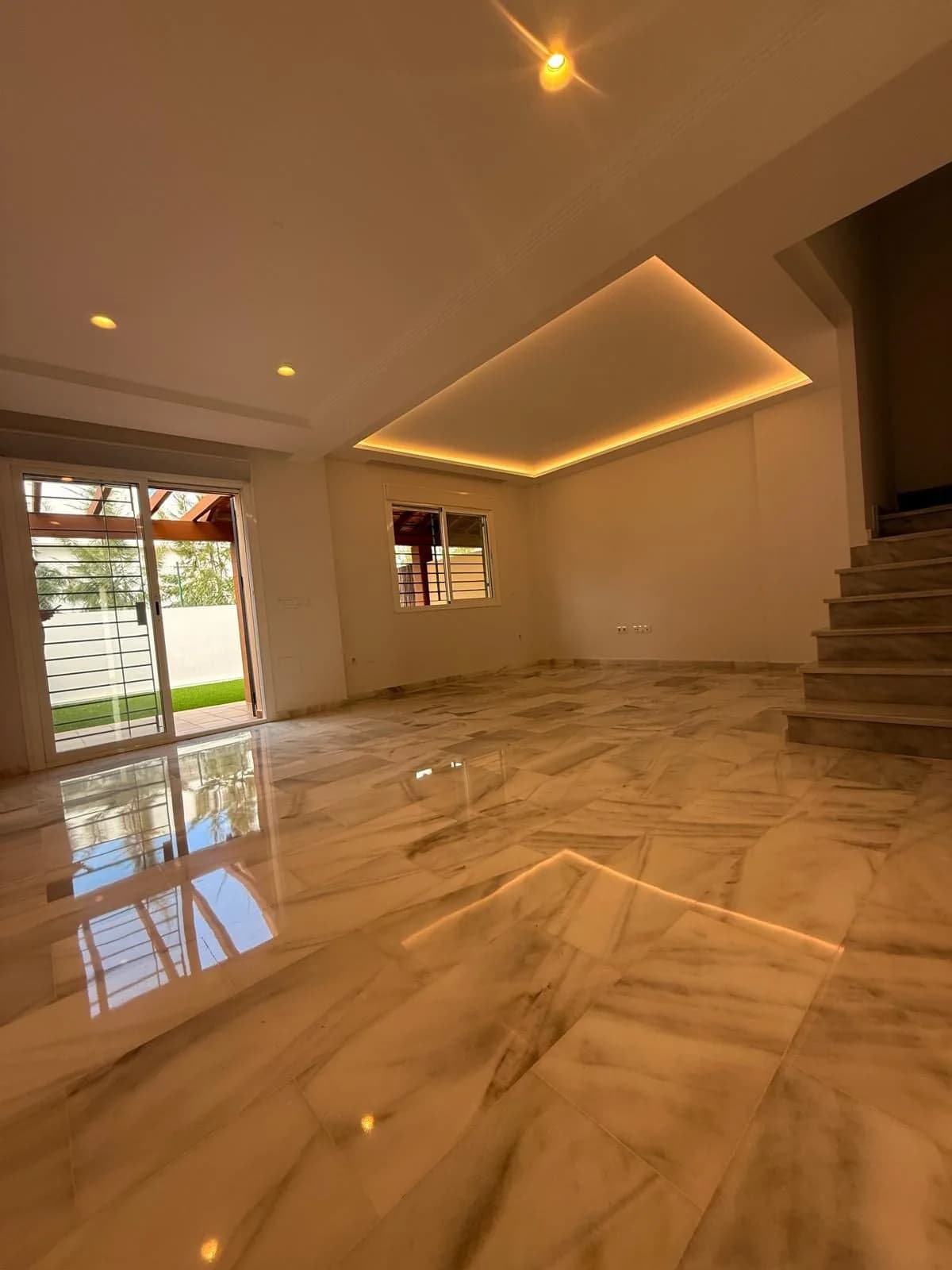 5 Bedroom Semi-Detached House for Sale in Calahonda, Málaga - Image 4