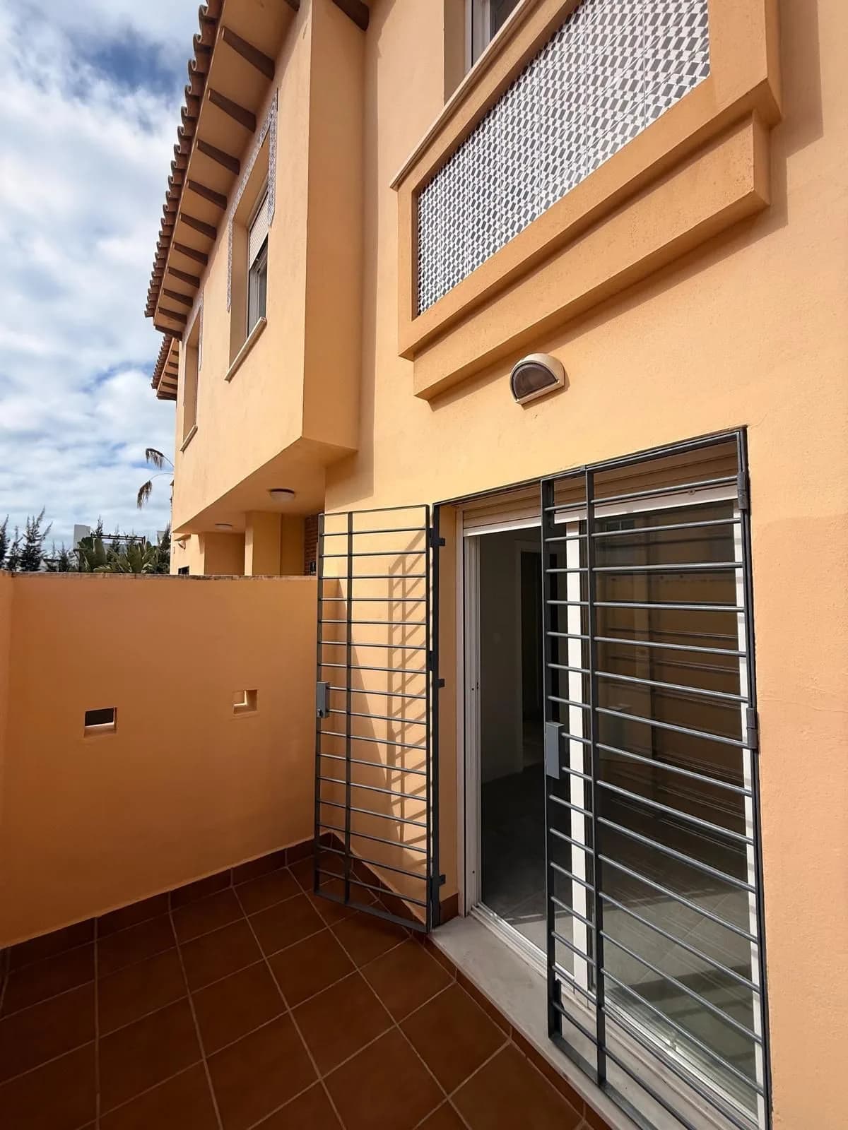 5 Bedroom Semi-Detached House for Sale in Calahonda, Málaga - Image 7