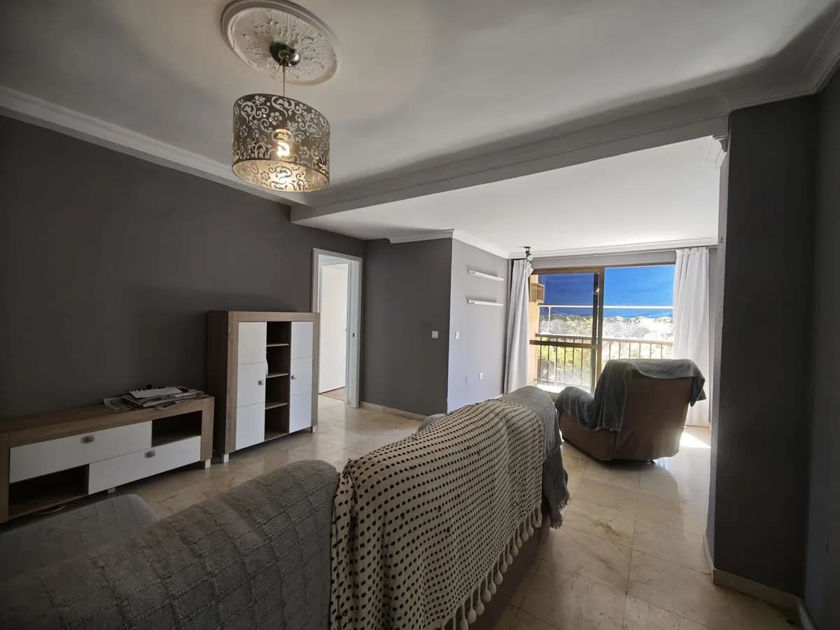 3 Bedroom Middle Floor Apartment for Sale in Marbella, Málaga - Image 2