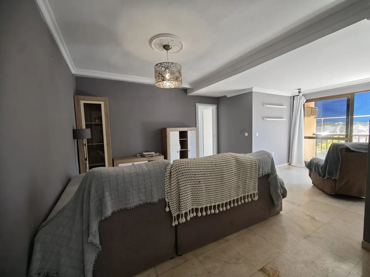 3 Bedroom Middle Floor Apartment for Sale in Marbella, Málaga - Image 3