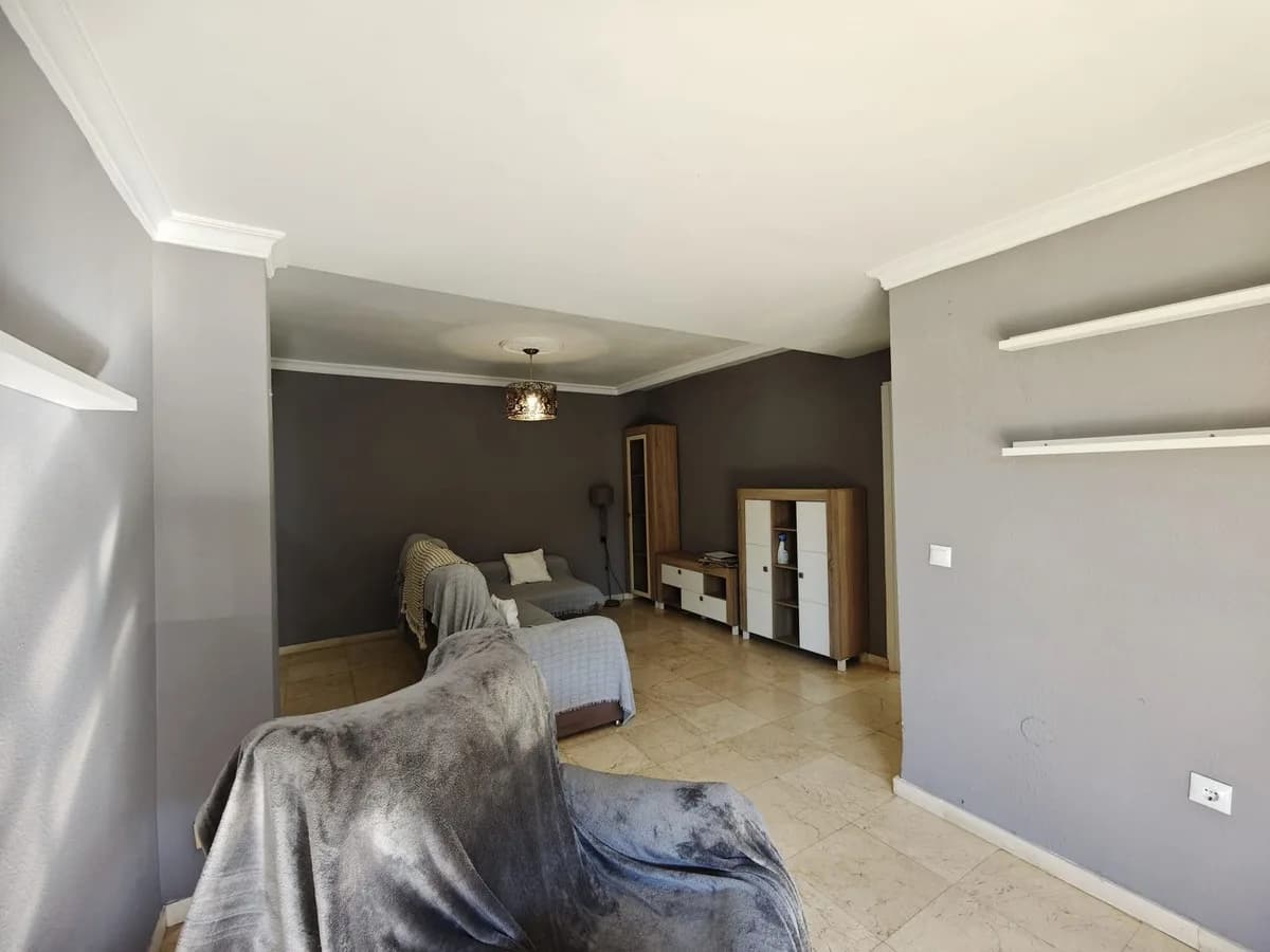 3 Bedroom Middle Floor Apartment for Sale in Marbella, Málaga - Image 4