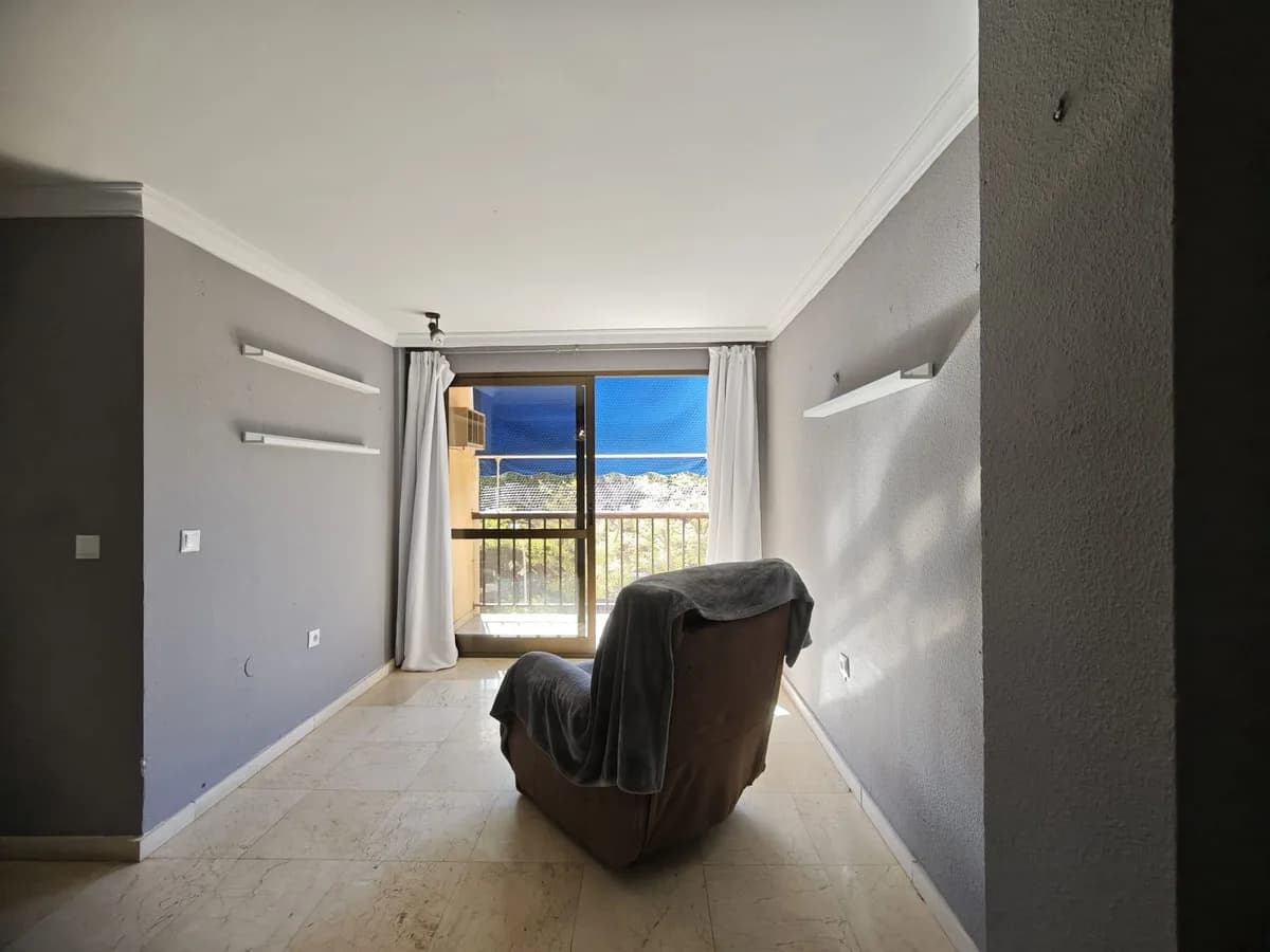 3 Bedroom Middle Floor Apartment for Sale in Marbella, Málaga - Image 5