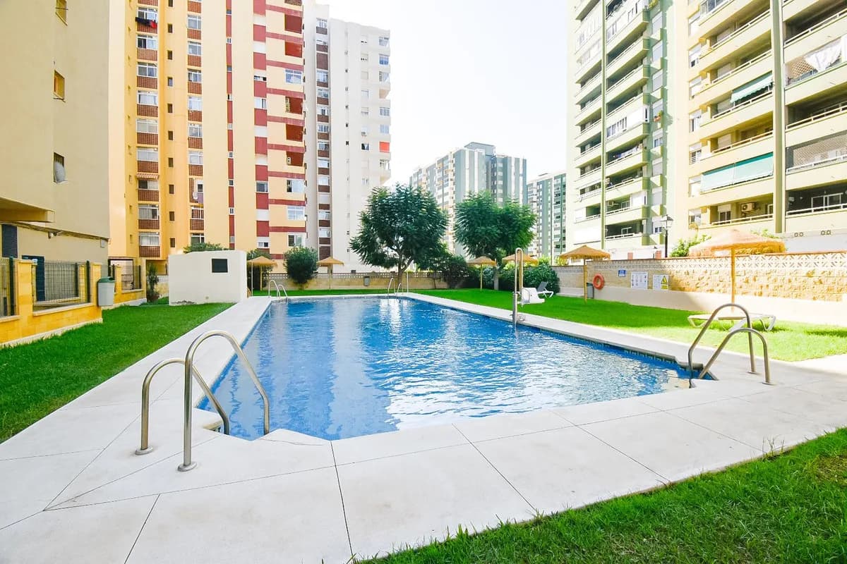 3 Bedroom Middle Floor Apartment for Sale in Fuengirola, Málaga - Image 2