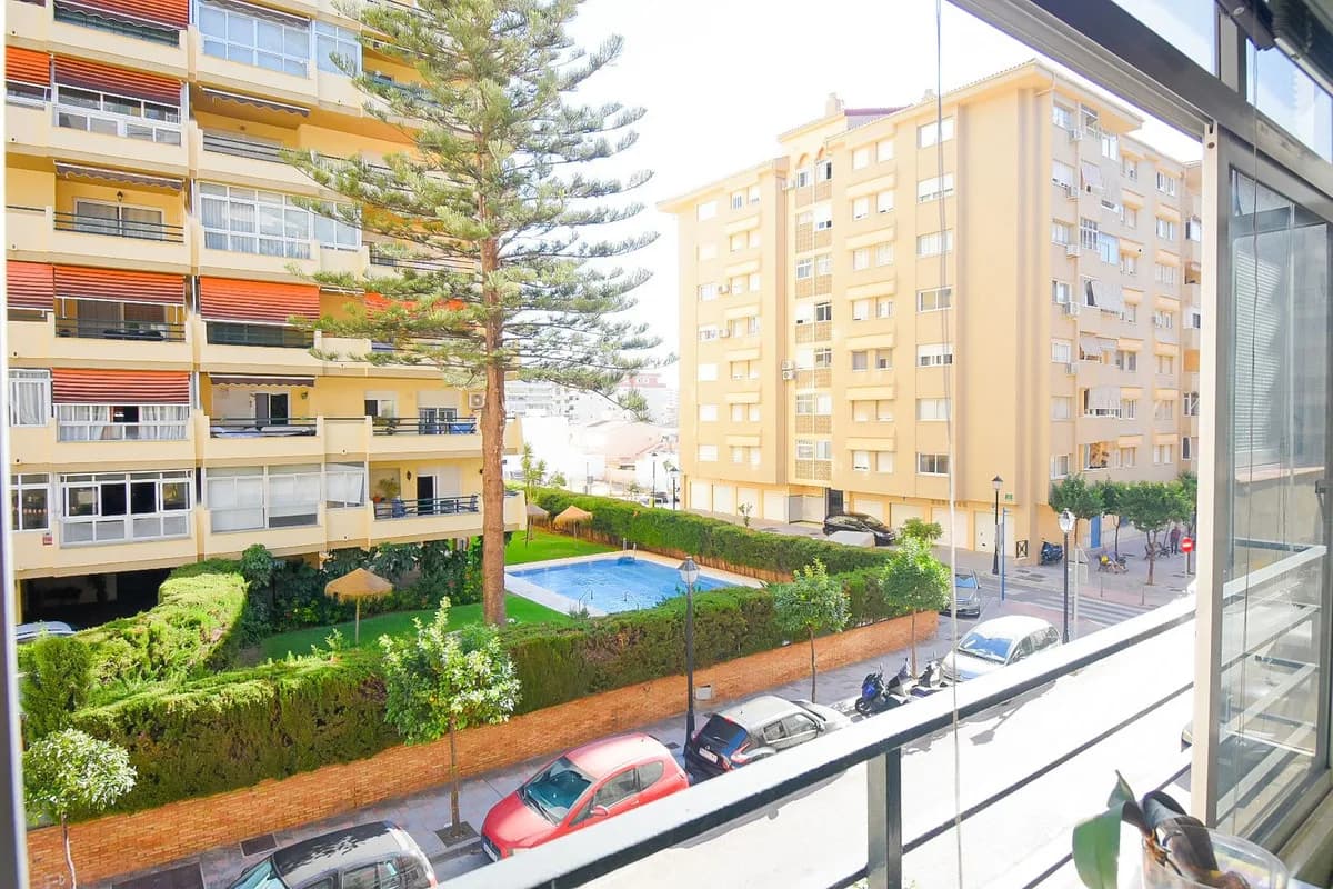 3 Bedroom Middle Floor Apartment for Sale in Fuengirola, Málaga - Image 4