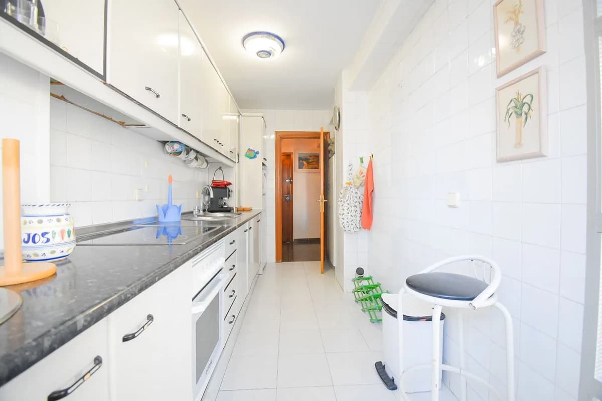 3 Bedroom Middle Floor Apartment for Sale in Fuengirola, Málaga - Image 5