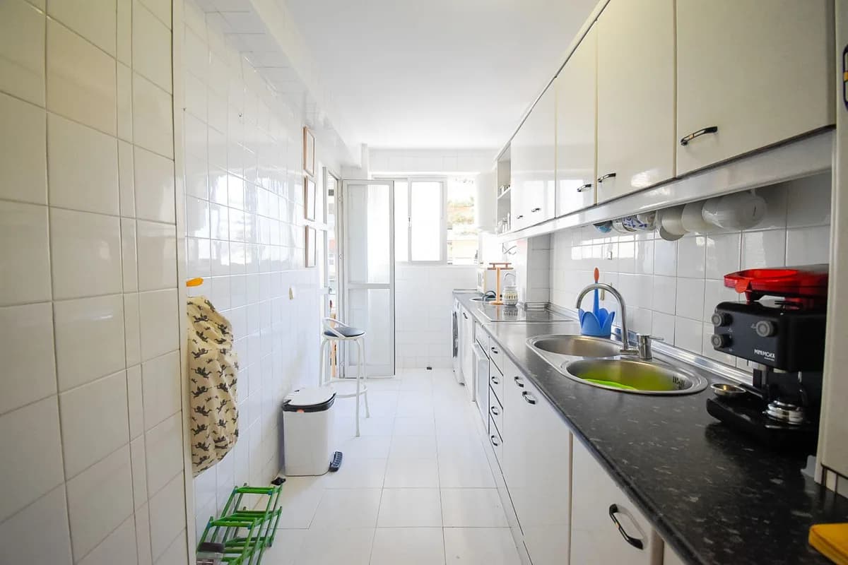 3 Bedroom Middle Floor Apartment for Sale in Fuengirola, Málaga - Image 6