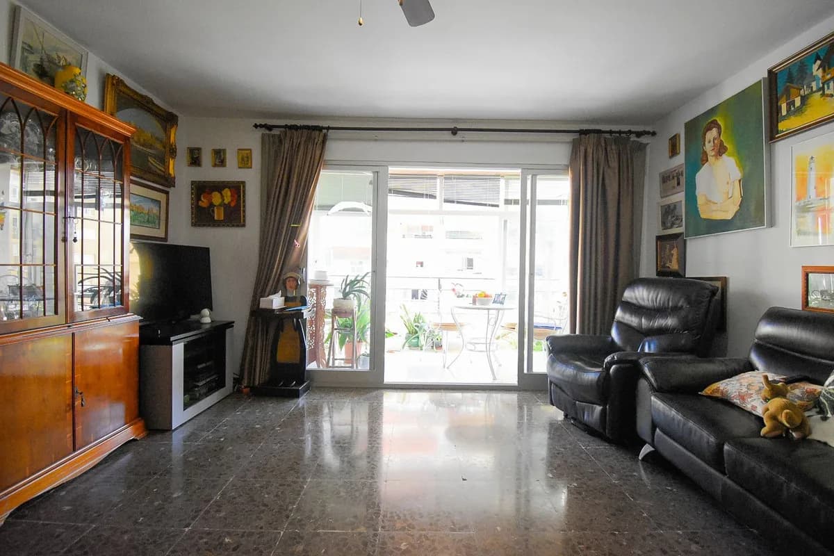 3 Bedroom Middle Floor Apartment for Sale in Fuengirola, Málaga - Image 7