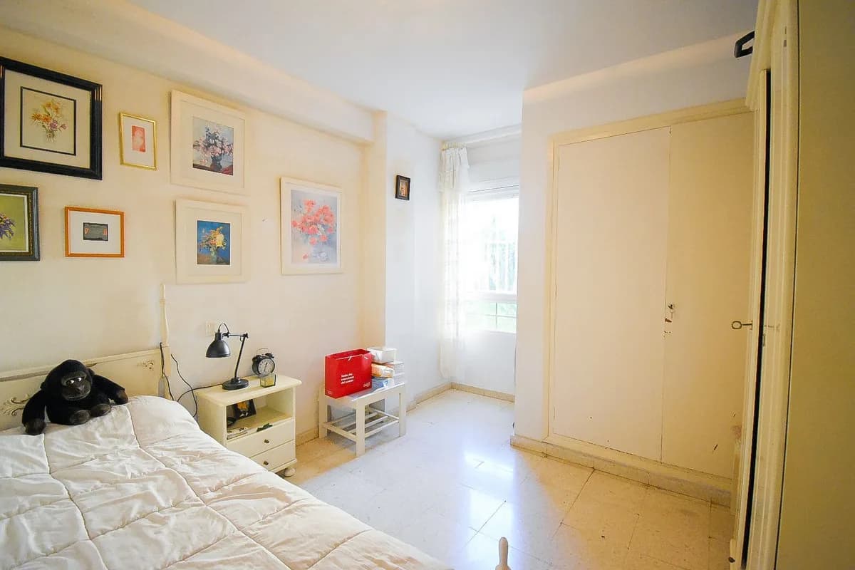 3 Bedroom Middle Floor Apartment for Sale in Fuengirola, Málaga - Image 9