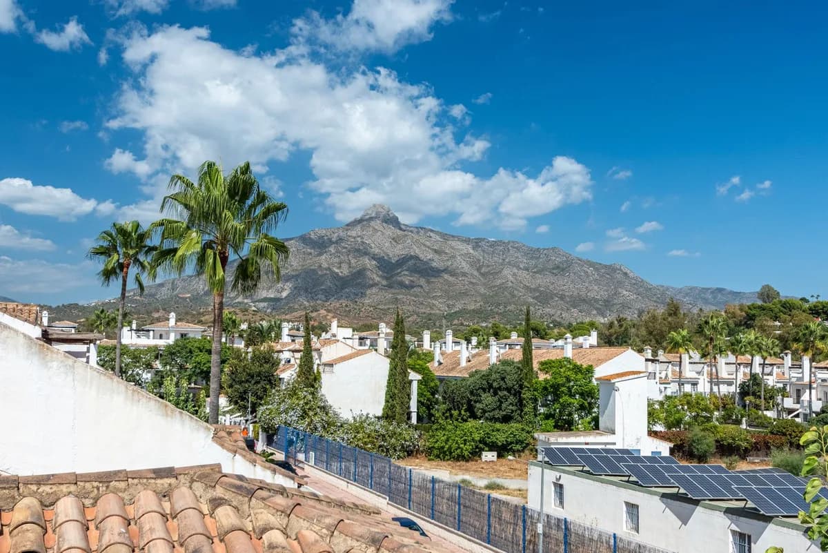 4 Bedroom Townhouse for Sale in Nueva Andalucía, Málaga - Image 2