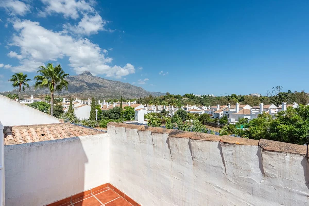 4 Bedroom Townhouse for Sale in Nueva Andalucía, Málaga - Image 3