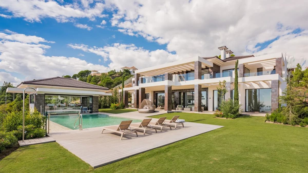 9 Bedroom Detached Villa for Sale in Benahavís, Málaga - Image 2