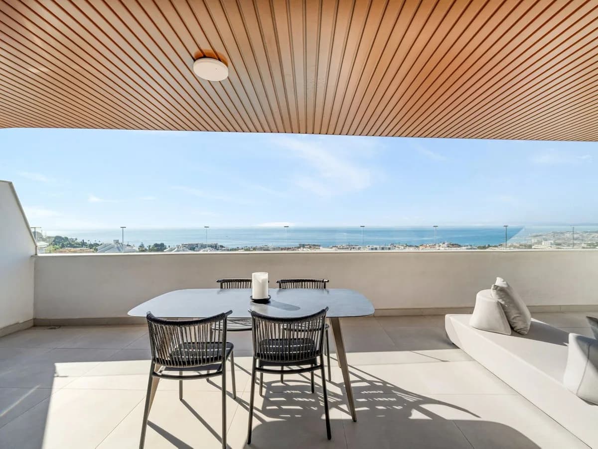 2 Bedroom Middle Floor Apartment for Sale in Fuengirola, Málaga - Image 3