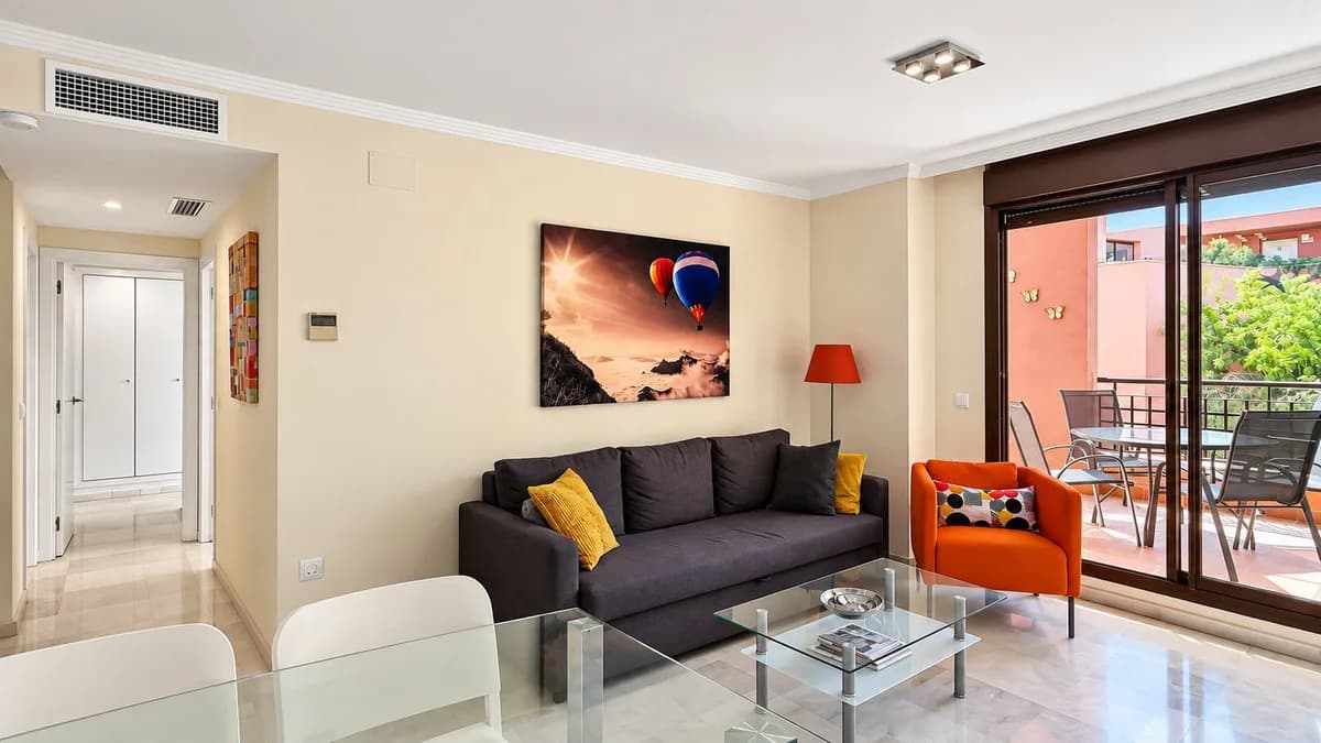 2 Bedroom Middle Floor Apartment for Sale in Mijas Costa, Málaga - Image 2