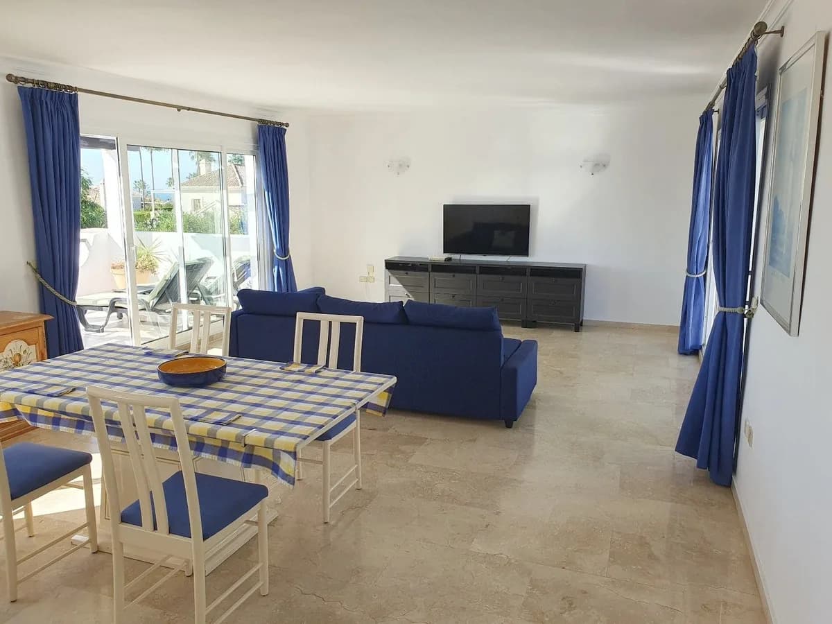 2 Bedroom Penthouse for Sale in El Paraiso, Málaga - Image 4