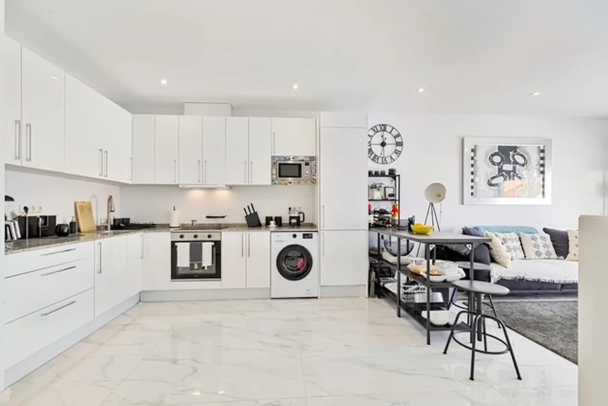 2 Bedroom Ground Floor Apartment for Sale in Marbella, Málaga - Image 5