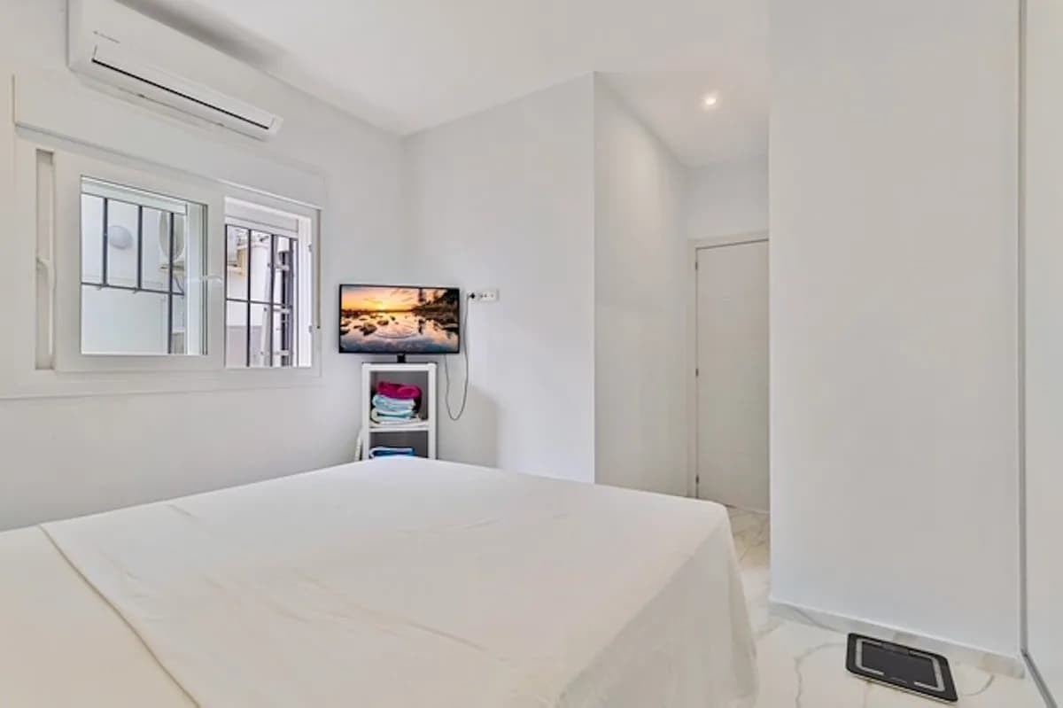 2 Bedroom Ground Floor Apartment for Sale in Marbella, Málaga - Image 9