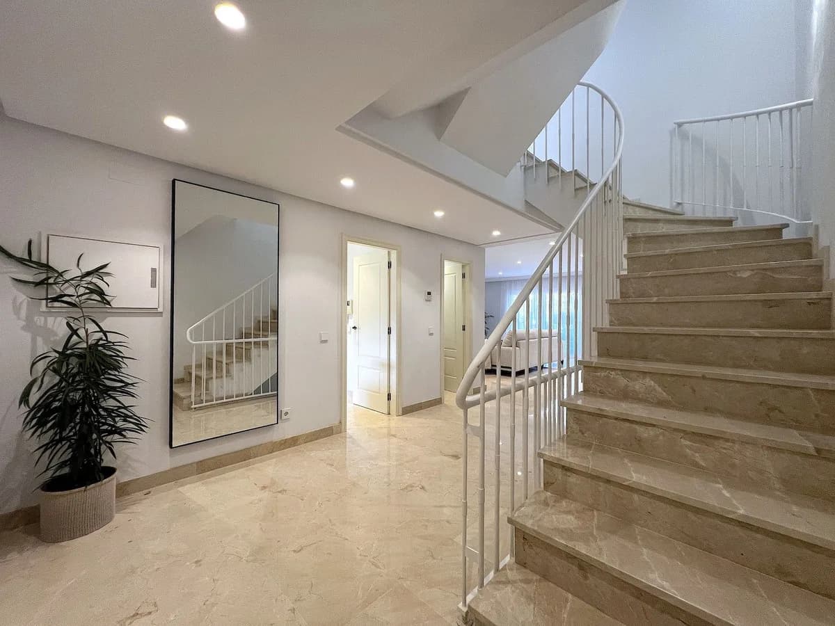 4 Bedroom Townhouse for Sale in Estepona, Málaga - Image 4