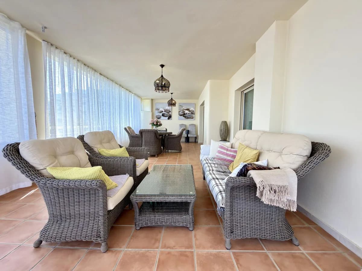 2 Bedroom Middle Floor Apartment for Sale in El Faro, Málaga - Image 4