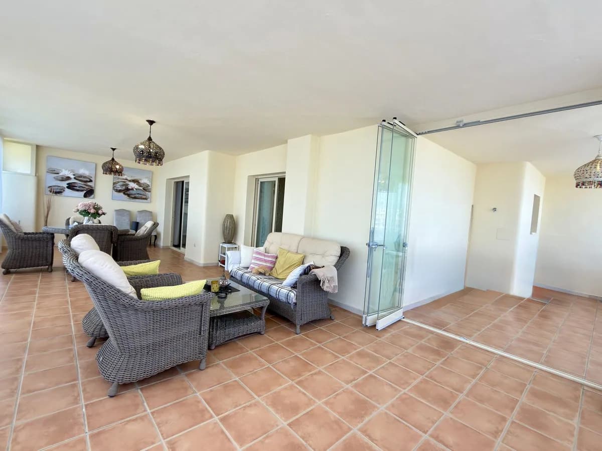 2 Bedroom Middle Floor Apartment for Sale in El Faro, Málaga - Image 7