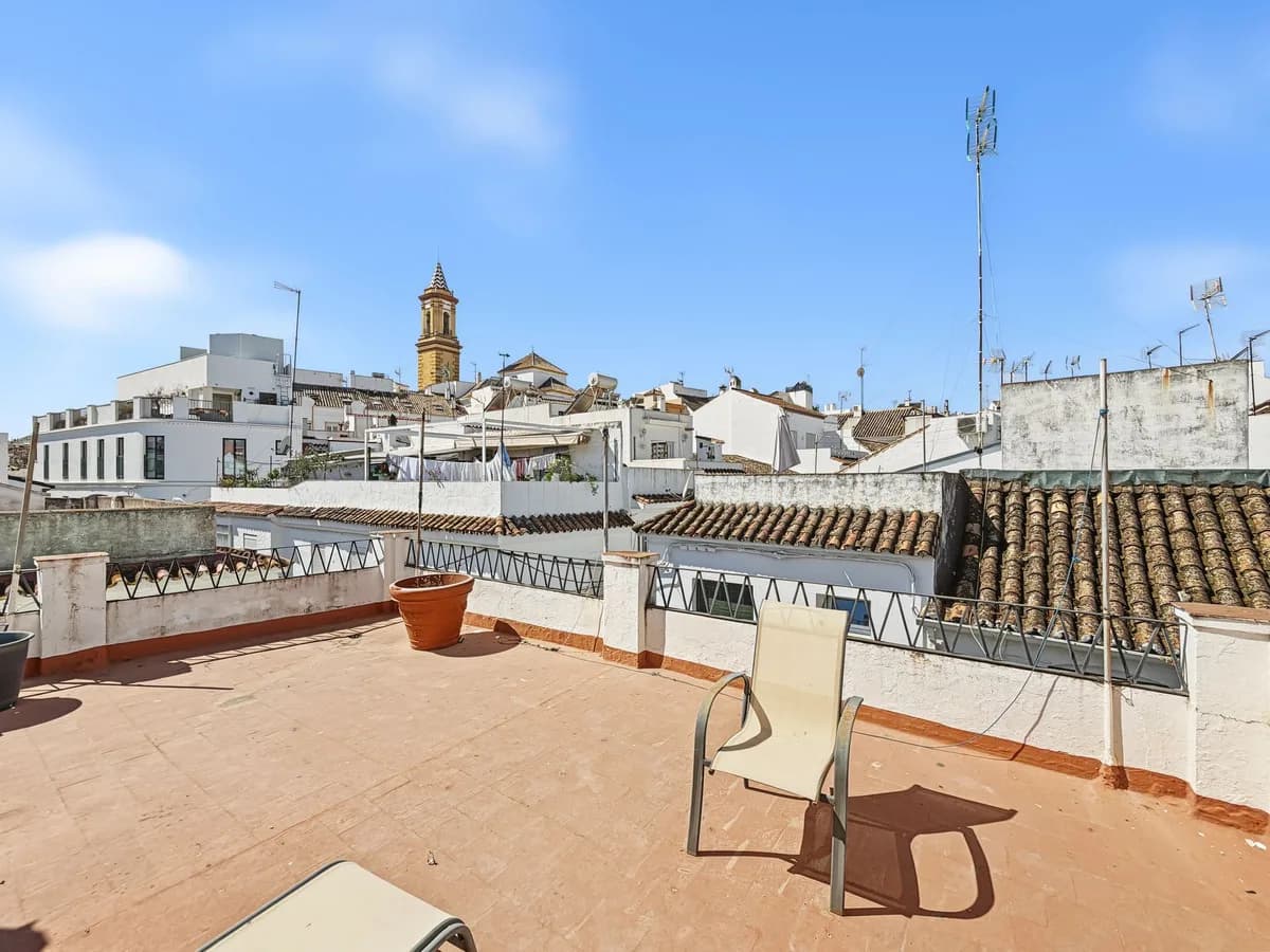 8 Bedroom Semi-Detached House for Sale in Estepona, Málaga - Image 2