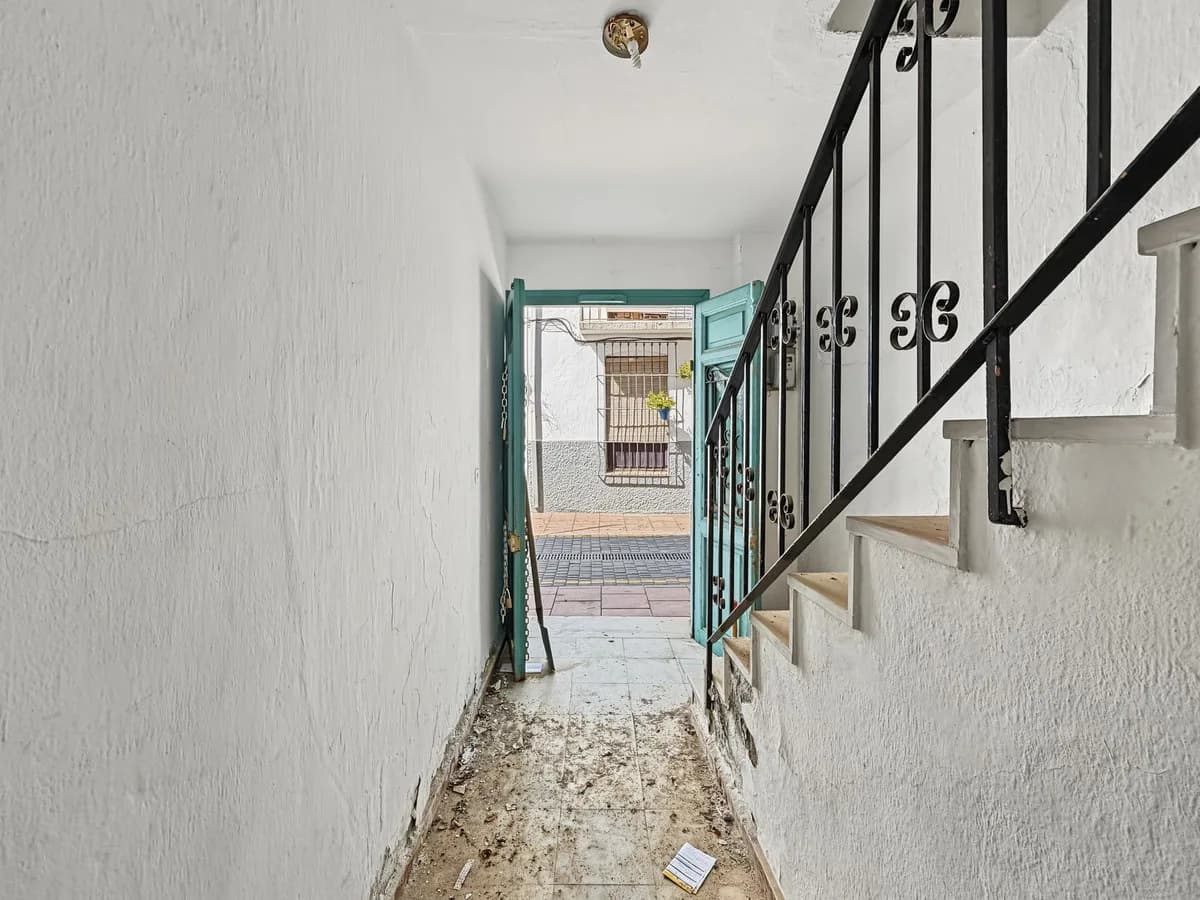 8 Bedroom Semi-Detached House for Sale in Estepona, Málaga - Image 9