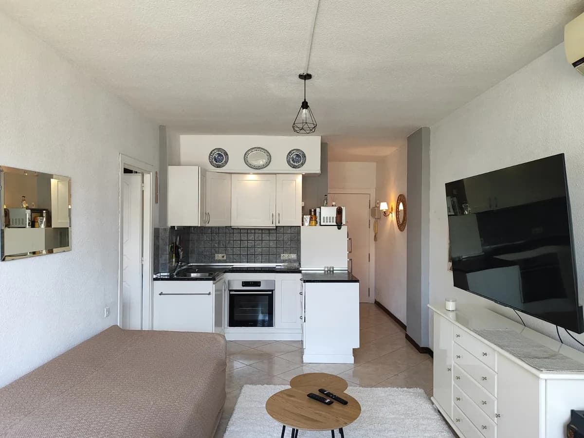 1 Bedroom Middle Floor Apartment for Sale in Fuengirola, Málaga - Image 5