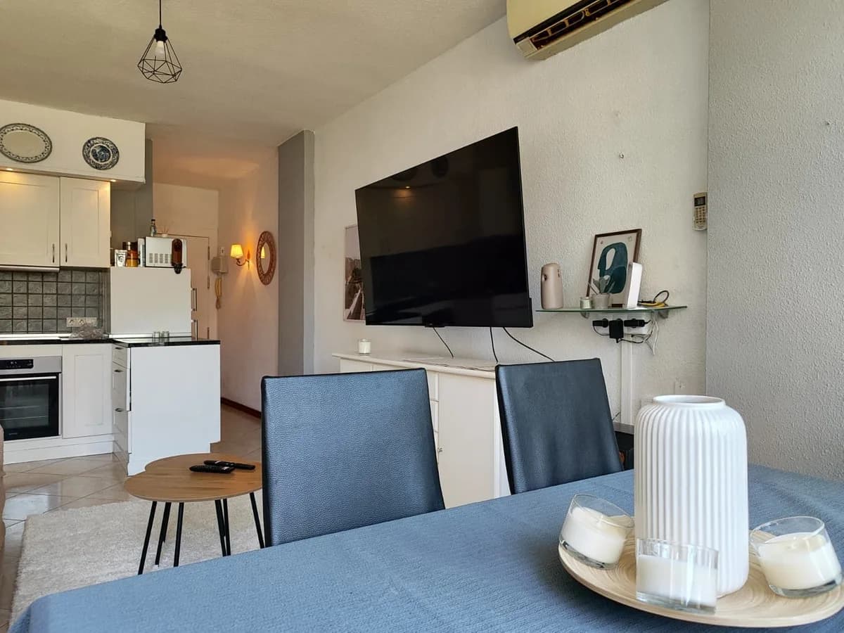 1 Bedroom Middle Floor Apartment for Sale in Fuengirola, Málaga - Image 7