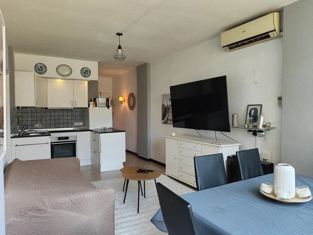 1 Bedroom Middle Floor Apartment for Sale in Fuengirola, Málaga - Image 8