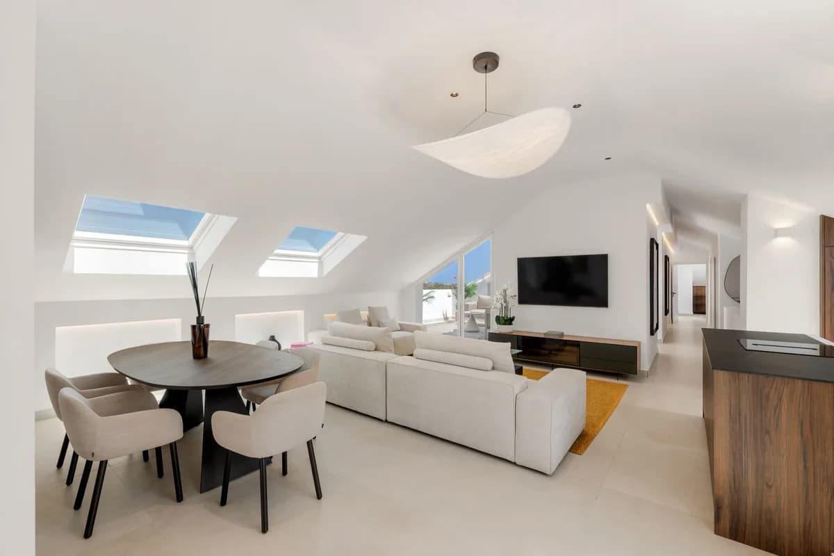 3 Bedroom Top Floor Apartment for Sale in Nueva Andalucía, Málaga