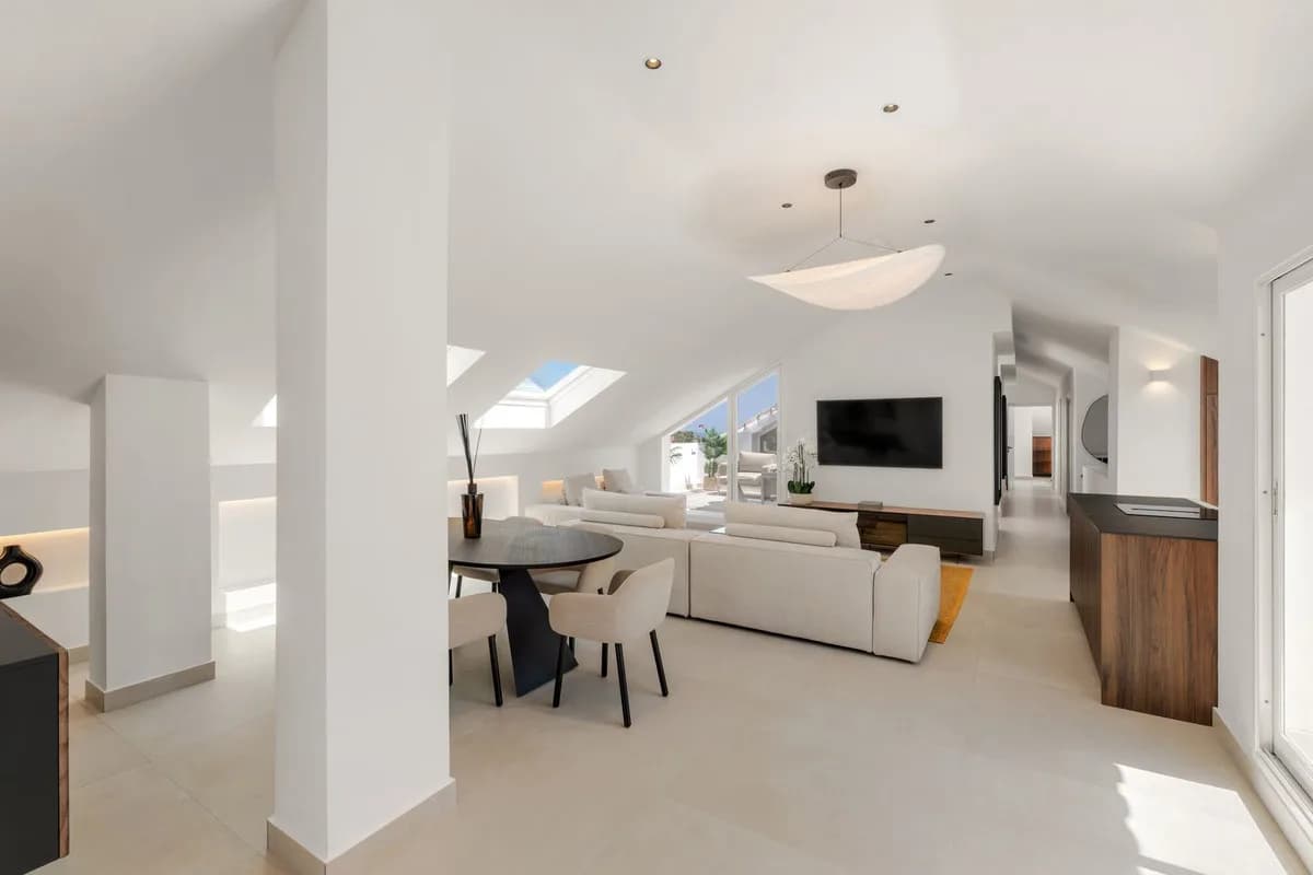 3 Bedroom Top Floor Apartment for Sale in Nueva Andalucía, Málaga - Image 2
