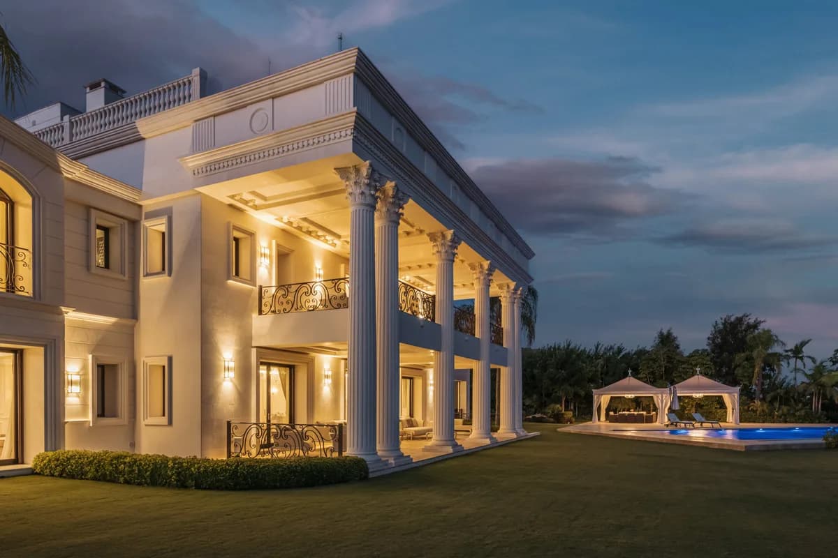 10 Bedroom Detached Villa for Sale in Sierra Blanca, Málaga - Image 5