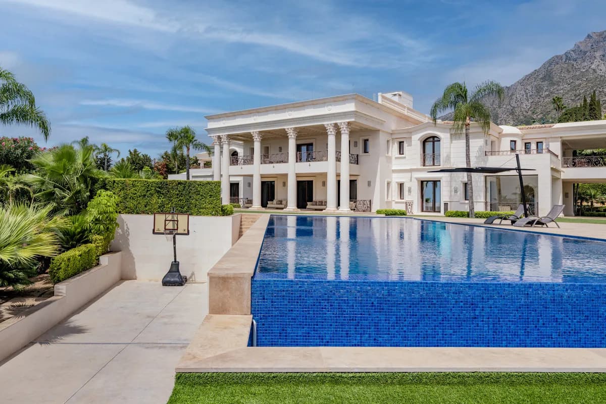 10 Bedroom Detached Villa for Sale in Sierra Blanca, Málaga - Image 6
