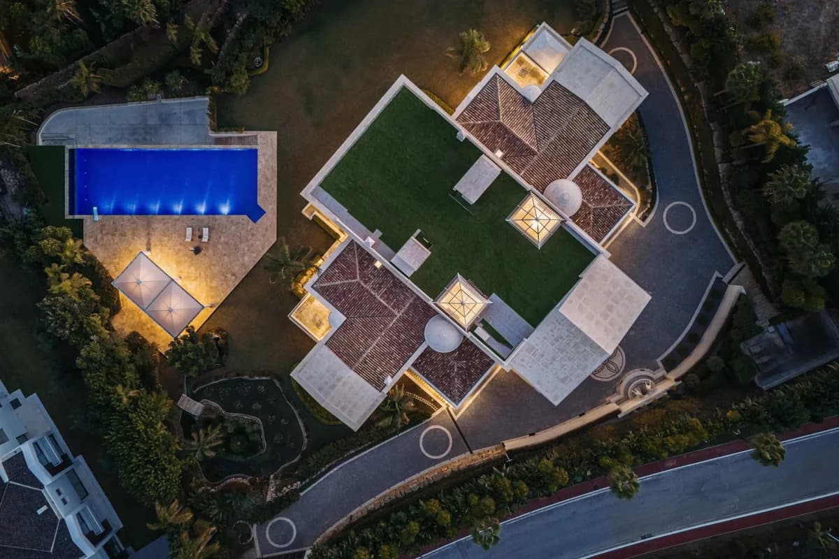 10 Bedroom Detached Villa for Sale in Sierra Blanca, Málaga - Image 7