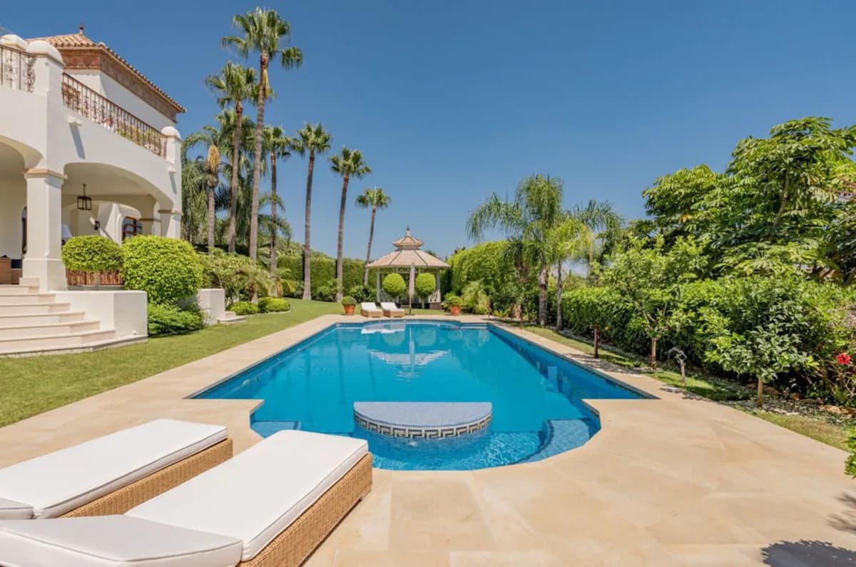 6 Bedroom Detached Villa for Sale in Sierra Blanca, Málaga - Image 2