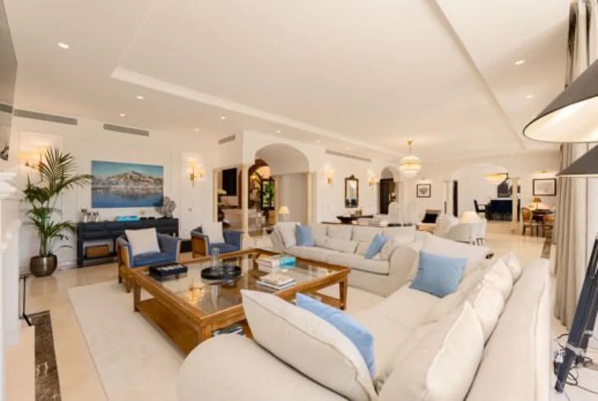 6 Bedroom Detached Villa for Sale in Sierra Blanca, Málaga - Image 3
