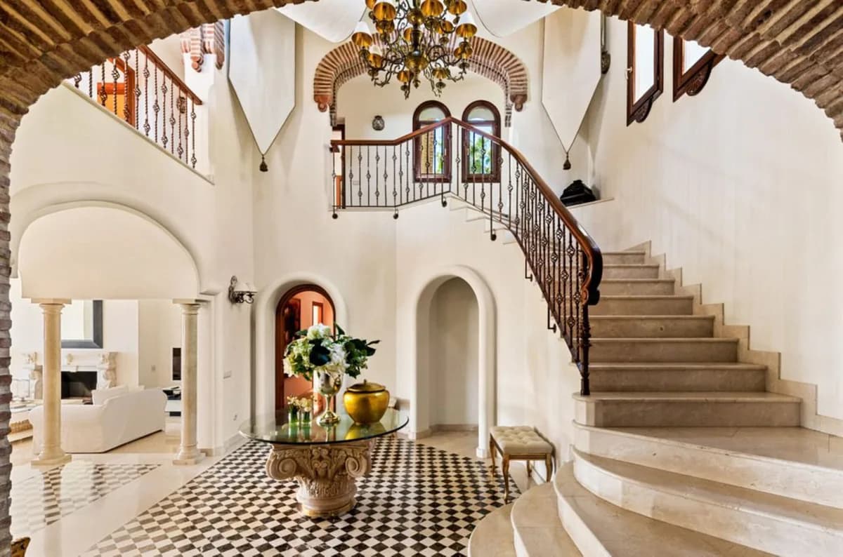 6 Bedroom Detached Villa for Sale in Sierra Blanca, Málaga - Image 9