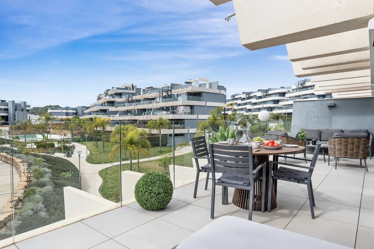 3 Bedroom Middle Floor Apartment for Sale in Selwo, Málaga - Image 3