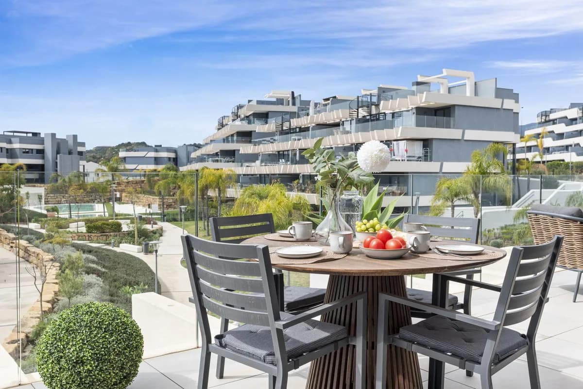 3 Bedroom Middle Floor Apartment for Sale in Selwo, Málaga - Image 6