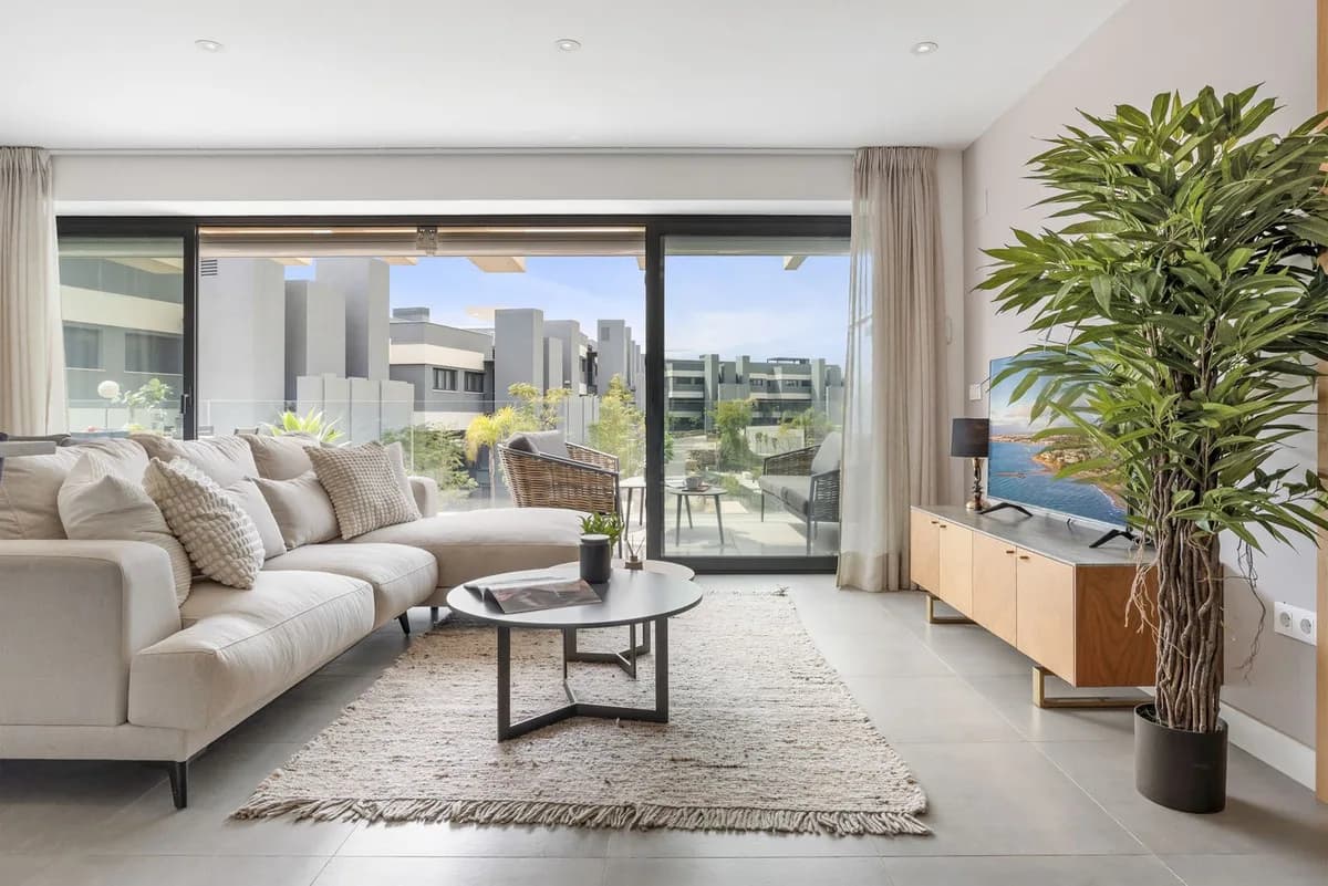 3 Bedroom Middle Floor Apartment for Sale in Selwo, Málaga - Image 7