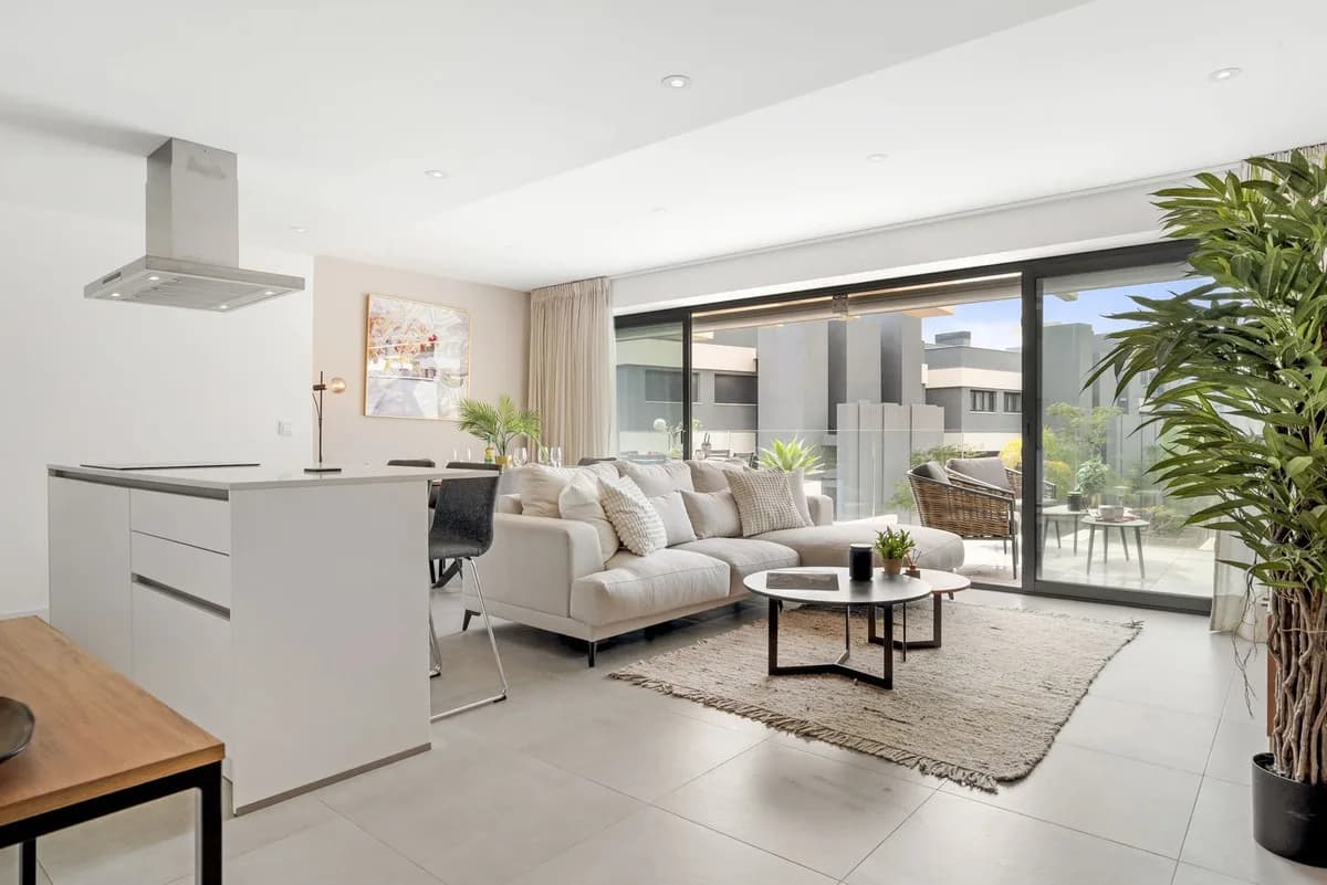 3 Bedroom Middle Floor Apartment for Sale in Selwo, Málaga - Image 8