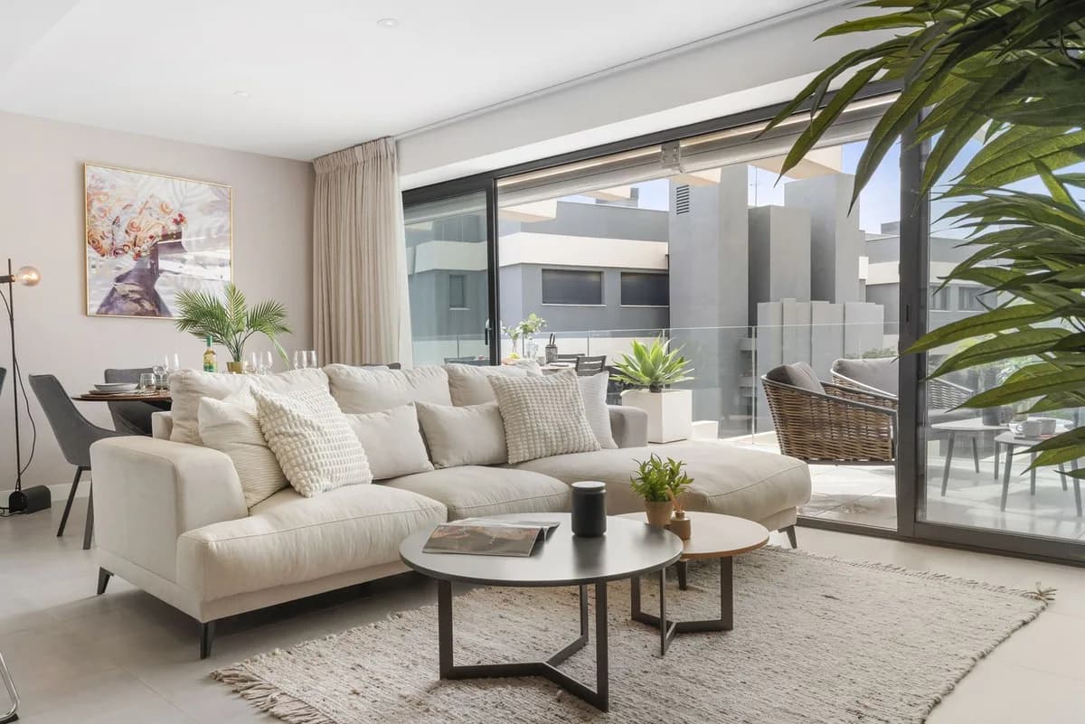 3 Bedroom Middle Floor Apartment for Sale in Selwo, Málaga - Image 9