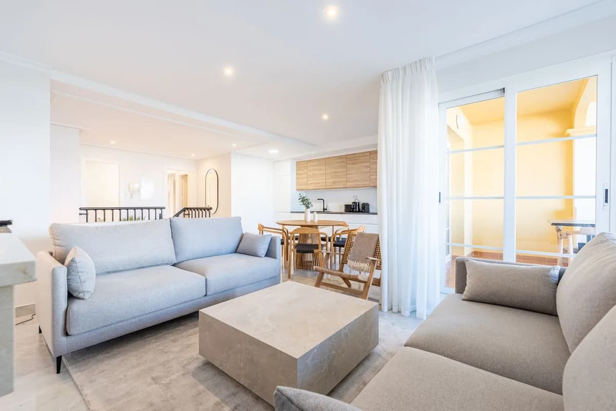 3 Bedroom Duplex for Sale in Nueva Andalucía, Málaga - Image 2