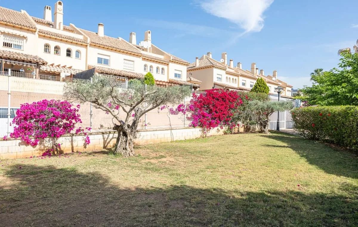 5 Bedroom Semi-Detached House for Sale in Calahonda, Málaga - Image 2