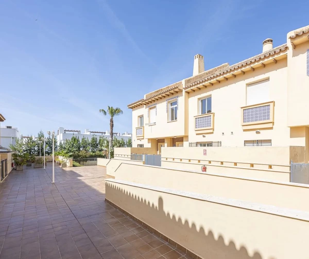 5 Bedroom Semi-Detached House for Sale in Calahonda, Málaga - Image 3
