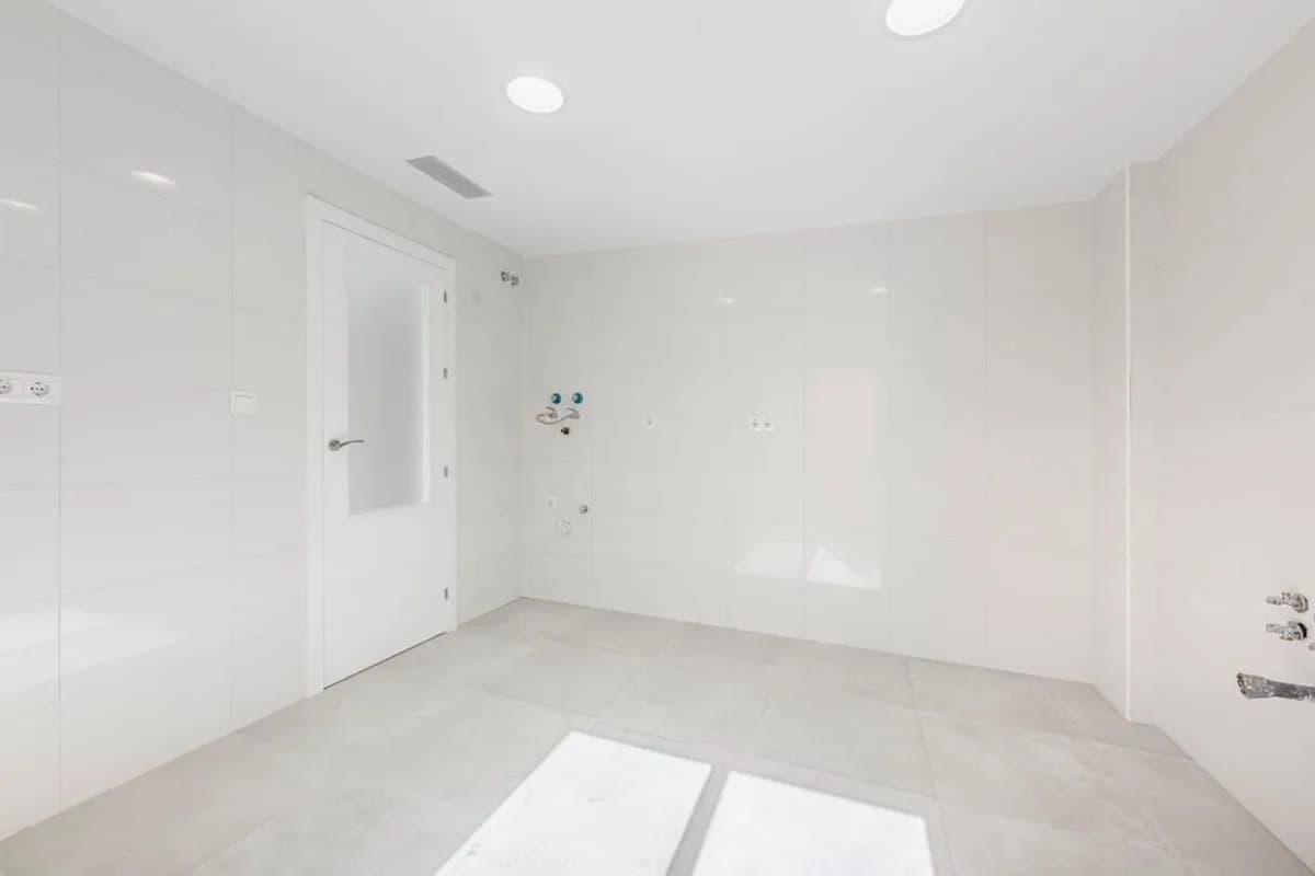 5 Bedroom Semi-Detached House for Sale in Calahonda, Málaga - Image 4